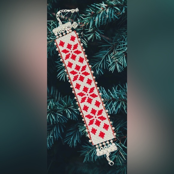 Hand crafted snowflake motif beaded cuff bracelet in holiday seasonal red white - Picture 3 of 13
